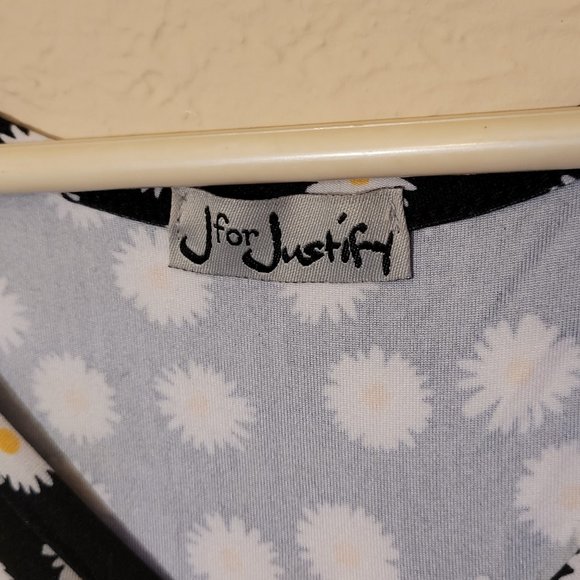 Daisy Print Short Sleeve Dress - Picture 2 of 5